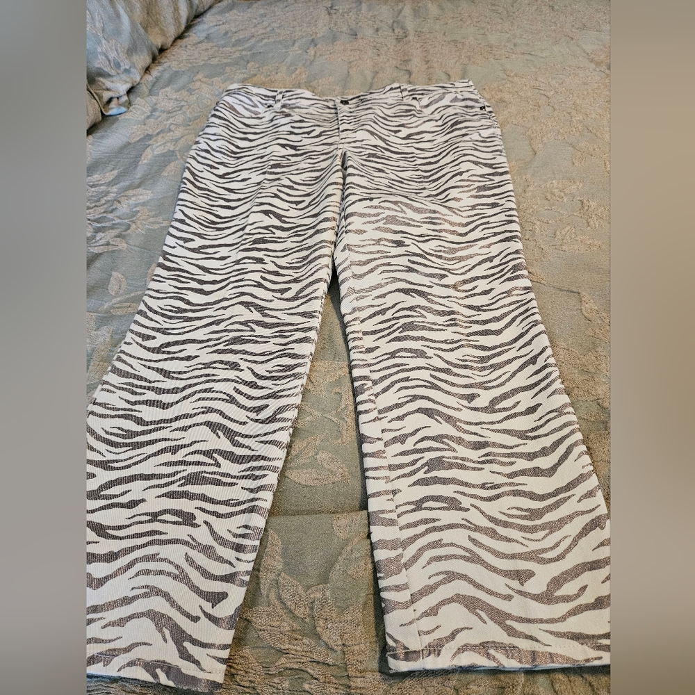 Chicos size 3 Silver Animal print ankle jeans